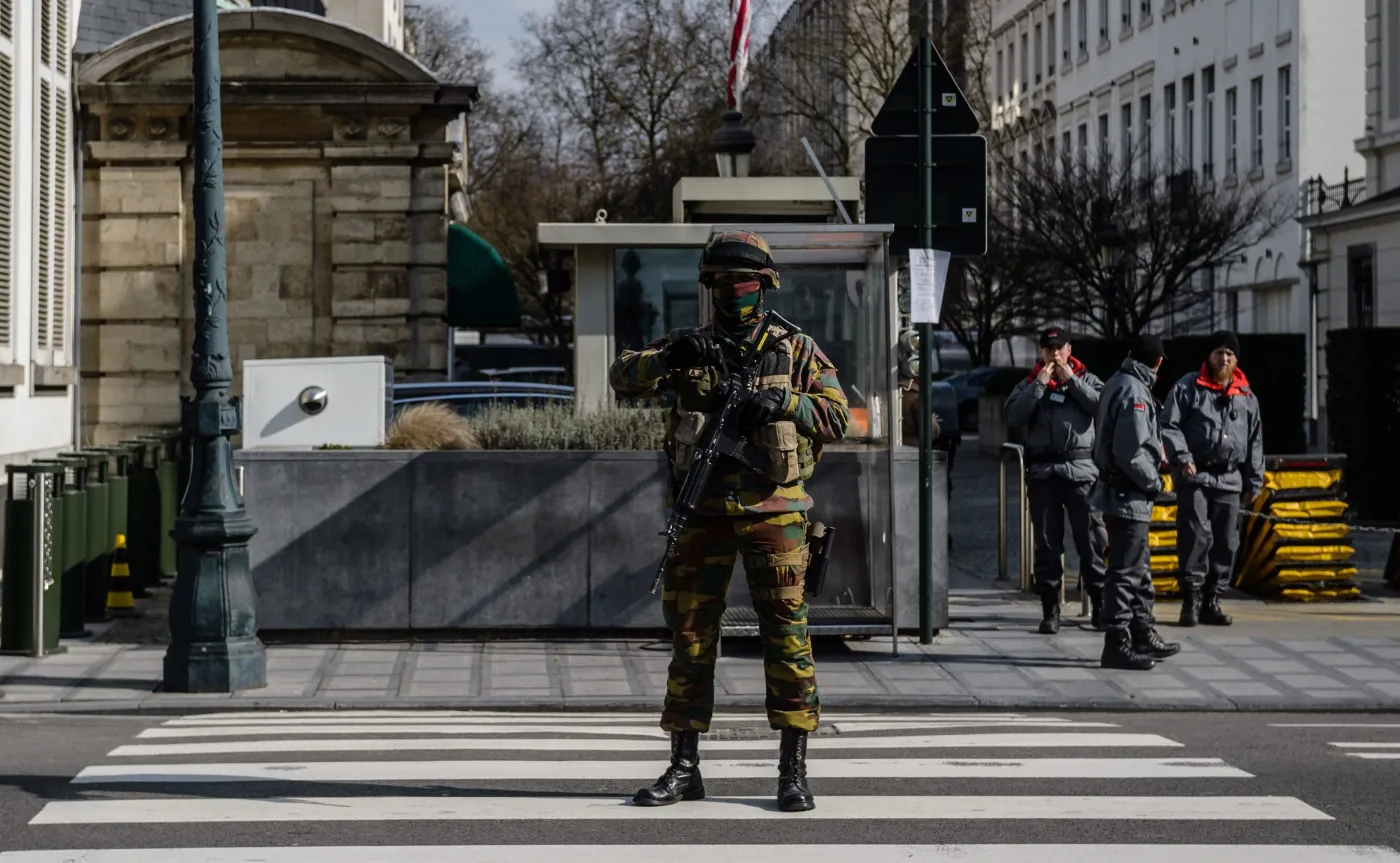Belgijski żołnierz w Brukseli po zamachach terrorystycznych