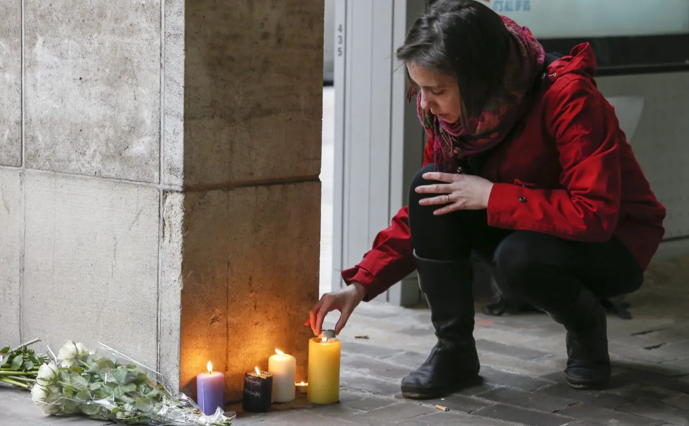 Świece przed stacją Maelbeek w Brukseli w której doszło do zamachu