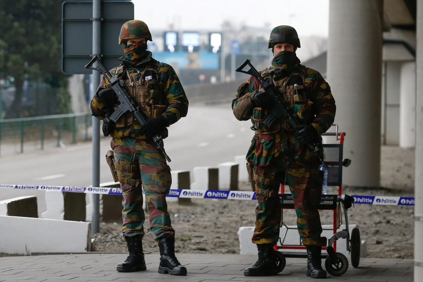Belgijscy żołnierze niedaleko lotniska Zaventem