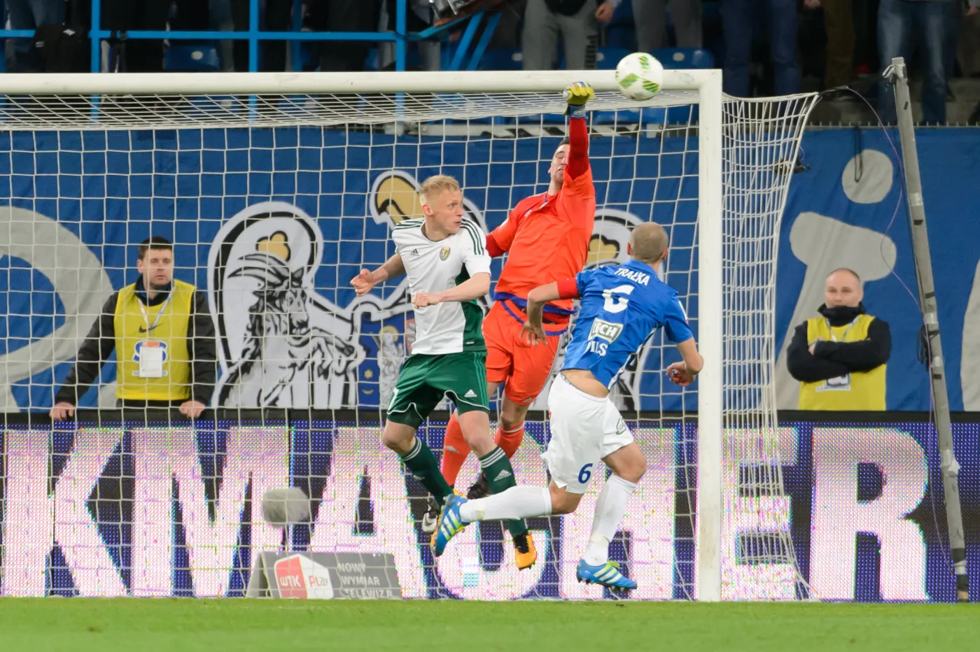 Piłkarz Lecha Poznań Łukasz Trałka (P) oraz Mateusz Abramowicz (C) i Mariusz Pawelec (L) ze Śląska Wrocław, podczas meczu Ekstraklasy 