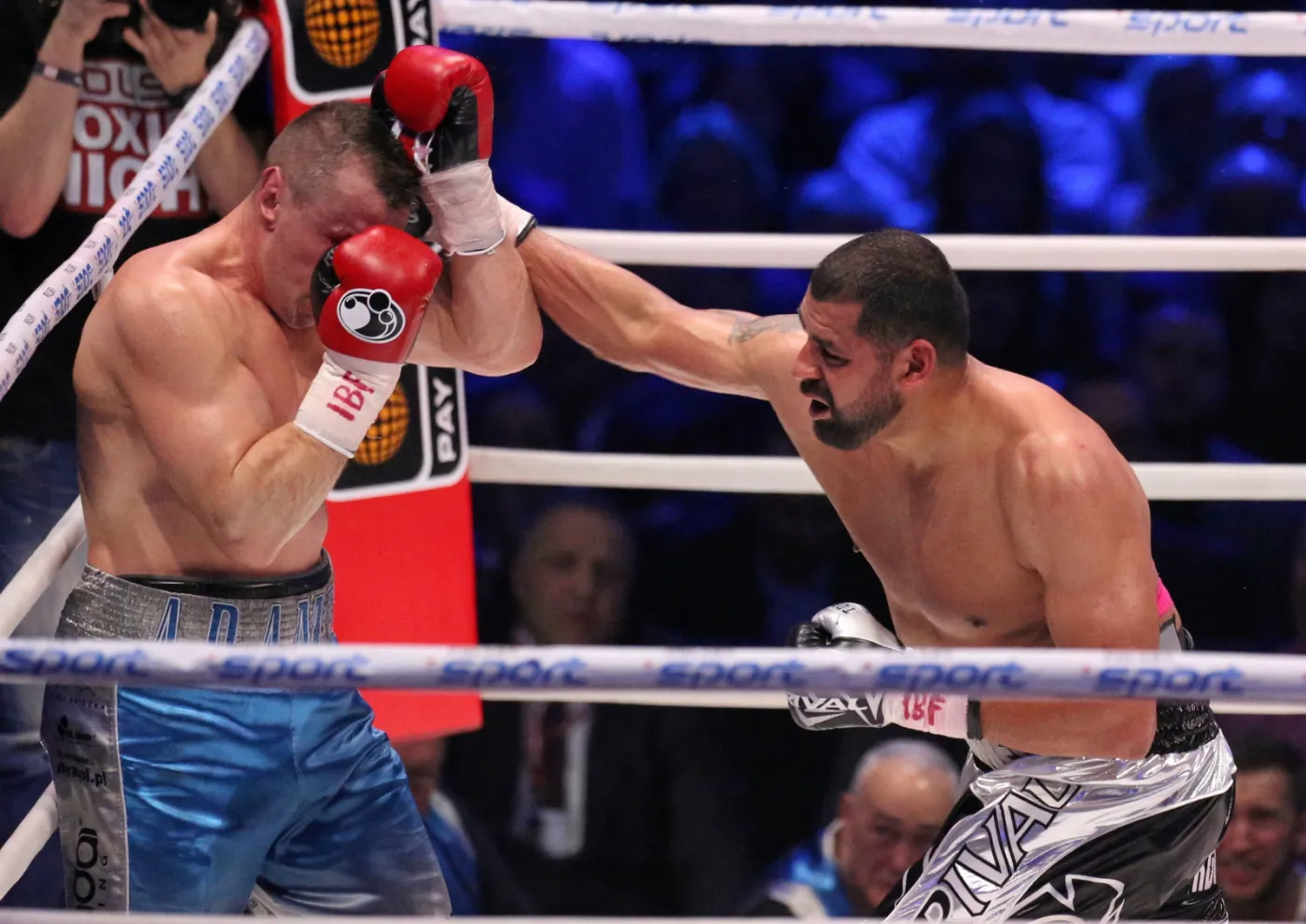8896862-tomasz-adamek-l-i-amerykanin.jpg