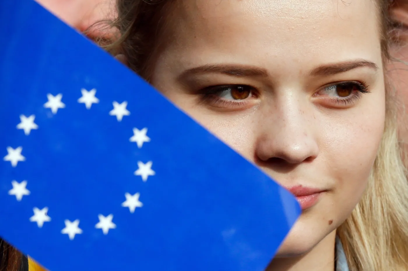 Ukraińska studenka z flagą UE podczas protestu w Kijowie