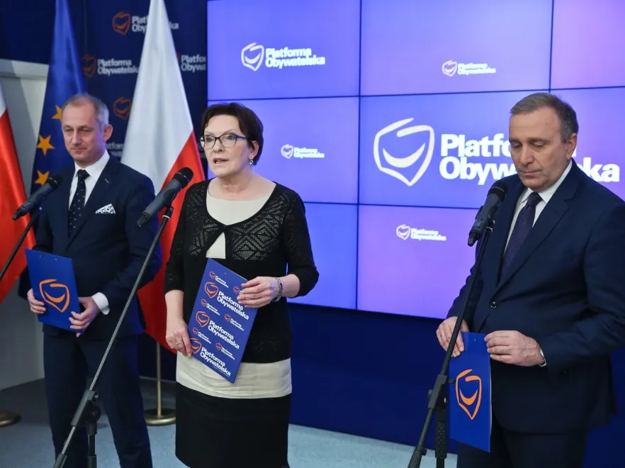 Ciasnota pozostała. Ewa Kopacz ciągle psuje stylizacje drobiazgami. FOTO