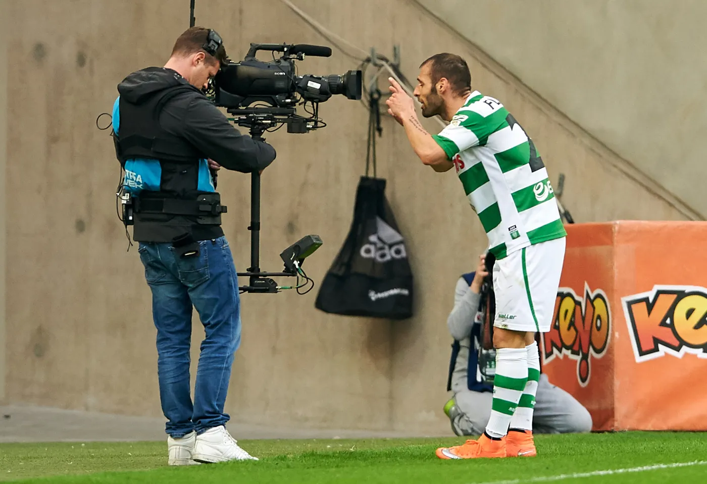 Piłkarz Lechii Gdańsk Flavio Paixao (P) cieszy się z bramki podczas meczu ostatniej kolejki rundy zasadniczej polskiej Ekstraklasy z Ruchem Chorzów