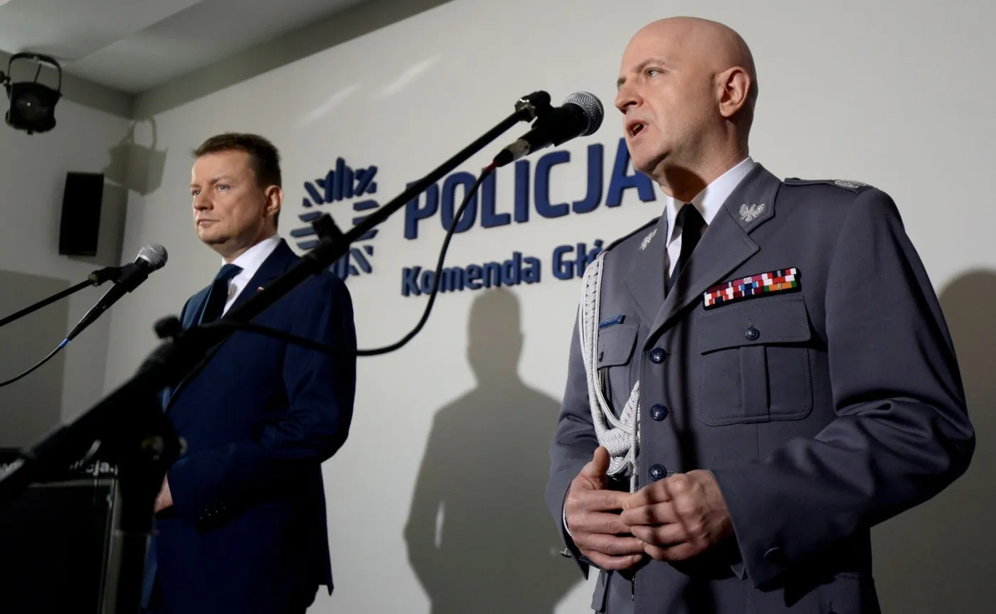 Minister spraw wewnętrznych i administracji Mariusz Błaszczak (L) podczas konferencji prasowej przedstawiającej nowego Komendanta Głównego Policji nadinspektora Jarosława Szymczyka