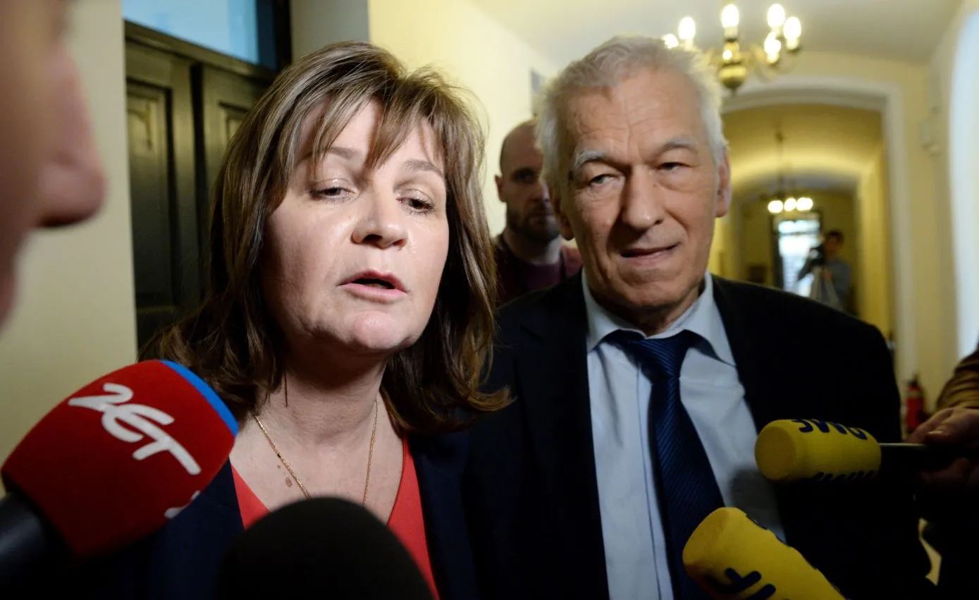 Posłanka Kukiz'15 Małgorzata Zwiercan i marszałek senior, poseł Kukiz'15 Kornel Morawiecki rozmawiają z dziennikarzami na korytarzu sejmowym