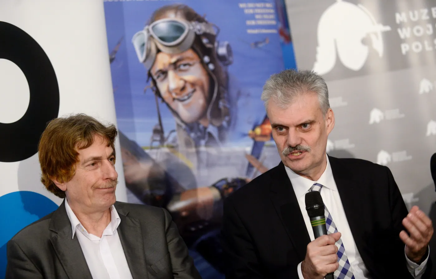 Marek Fiedler – syn Arkadego Fiedlera, autora powieści "Dywizjon 303", dyrektor Muzeum-Pracowni Literackiej Arkadego Fiedlera w Puszczykowie oraz dyrektor Muzeum Wojska Polskiego prof. Zbigniew Wawer