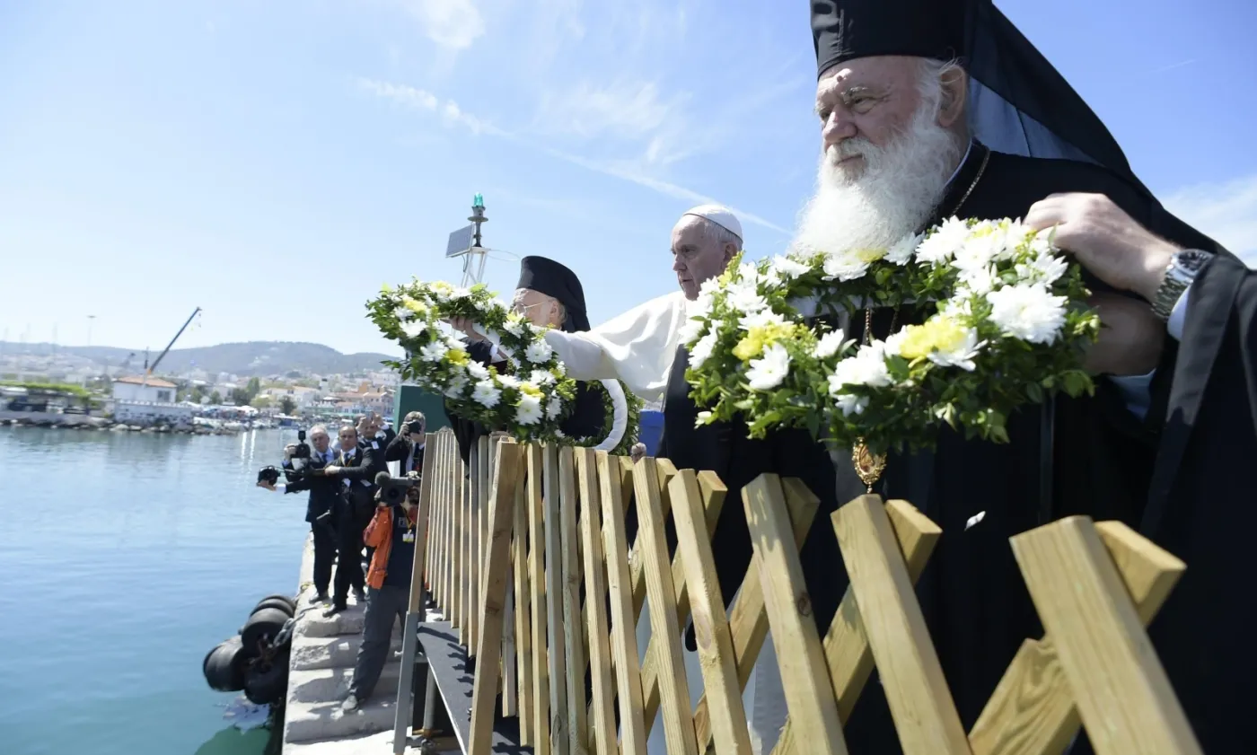 8941552-papiez-franciszek-u-uchodzcow.jpg