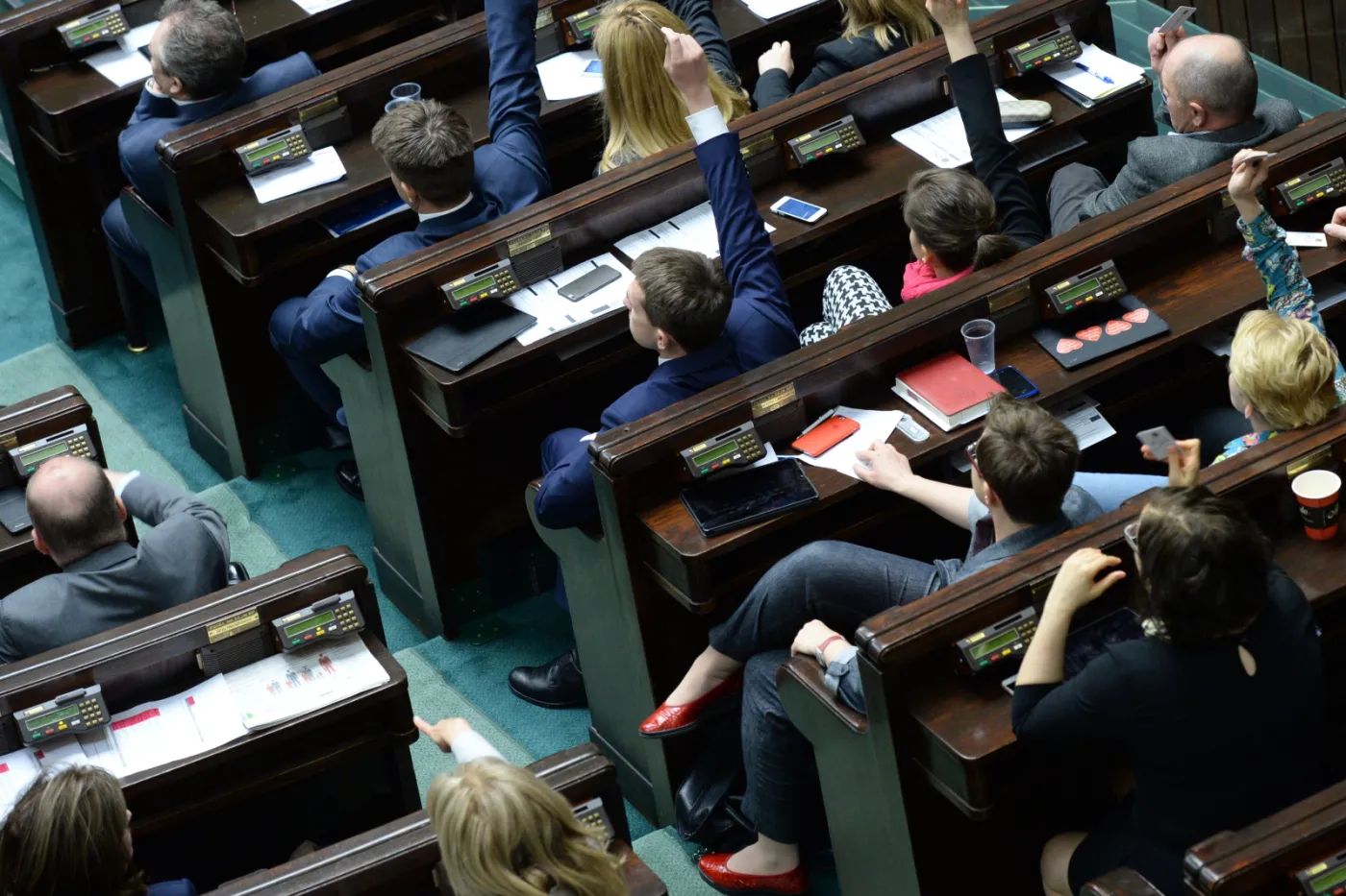 Więcej posłów głosowało "na dwie ręce"?