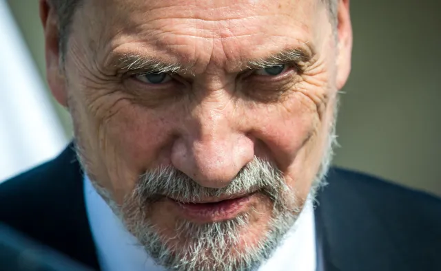 Podejrzliwe grono zaufanych Macierewicza? "Decyzje będą podejmowane w tempie ślimaka" [KOMENTARZ]