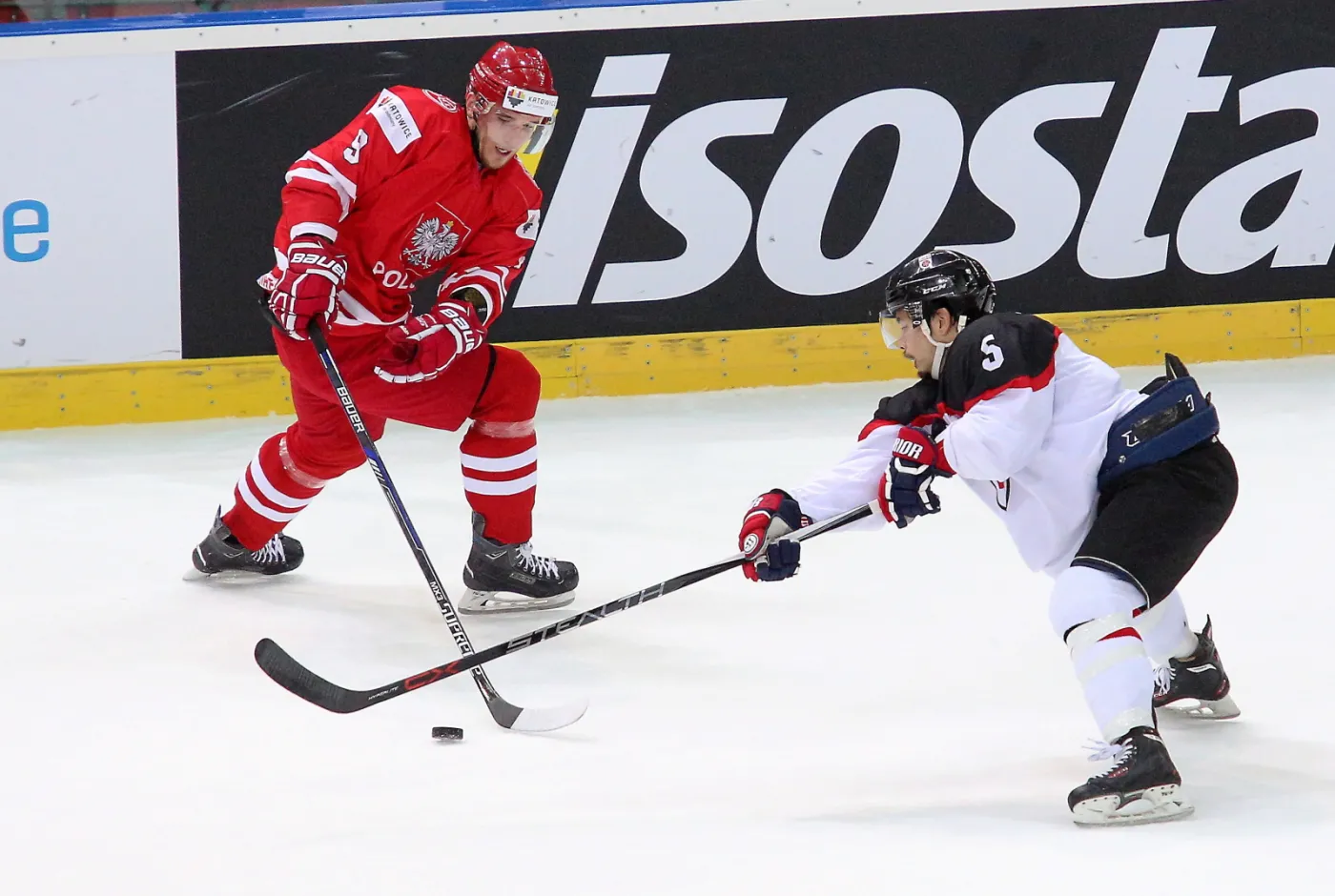 Adam Bagiński (L) i Ryo Hashiba (P) z Japonii podczas meczu hokejowych mistrzostw świata Dywizji 1A w katowckim Spodku