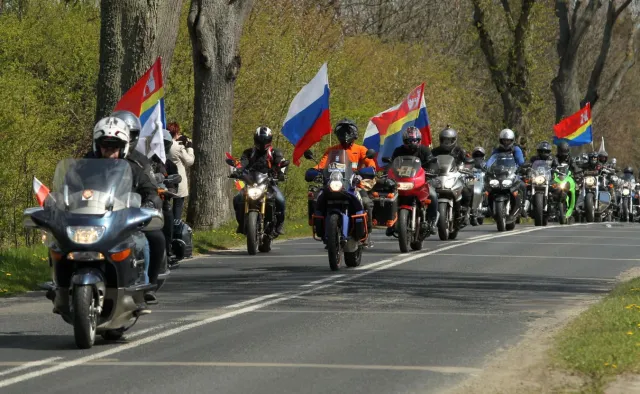 Nocne Wilki z Kaliningradu w Braniewie. Rosyjscy oficjele i motocykliści oddali hołd czerwonoarmistom [FOTO]