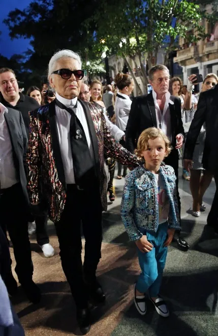 9003913-karl-lagerfeld-hudson-kroenig.jpg