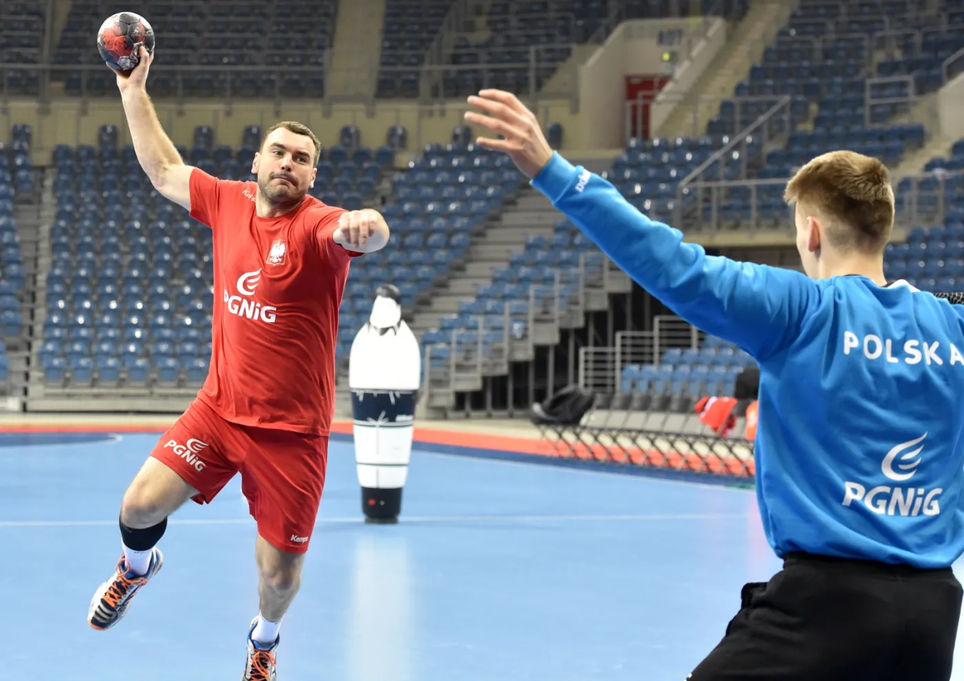 Bartosz Jurecki (L) i bramkarz Piotr Wyszomirski (P) podczas otwartego dla widzów treningu drużyny narodowej w Tauron Arenie Kraków