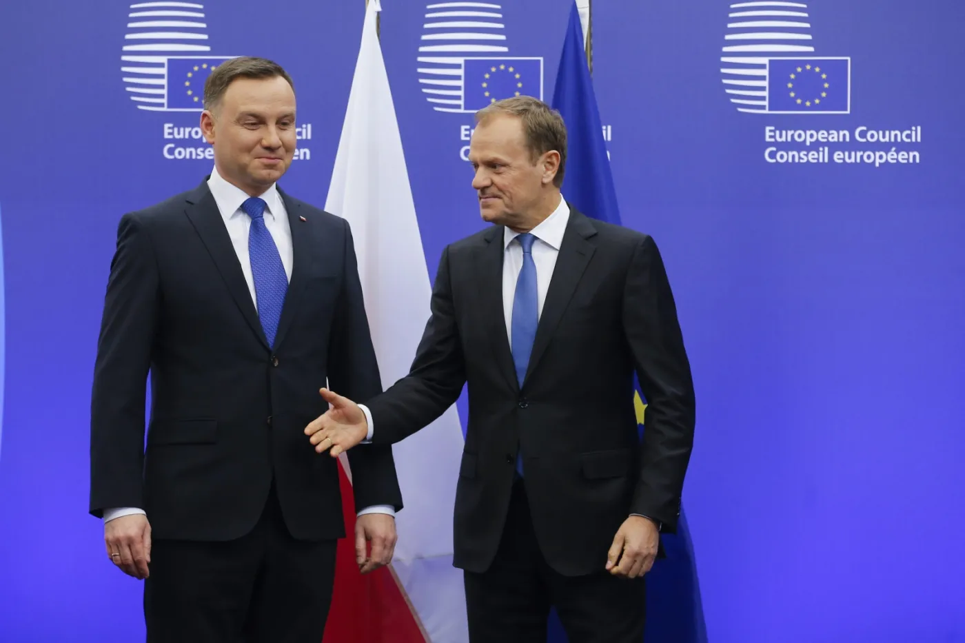 "Próba osłabienia napięć i emocji w dyskusji o Polsce". Brukselskie portale o spotkaniu Duda-Tusk