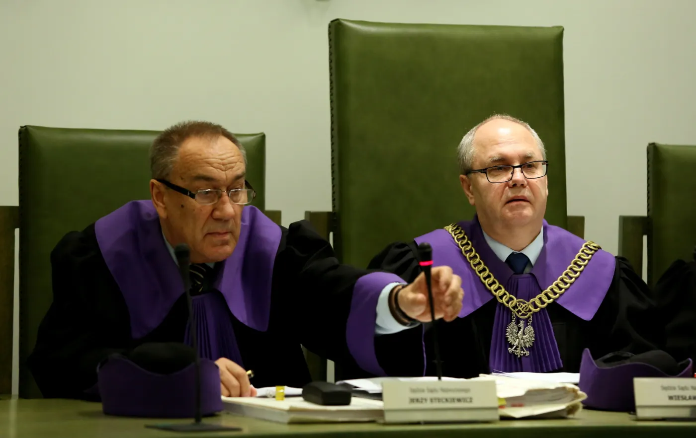 Sędziowie Jerzy Steckiewicz i Wiesław Błuś na sali Sądu Najwyższego w Warszawie