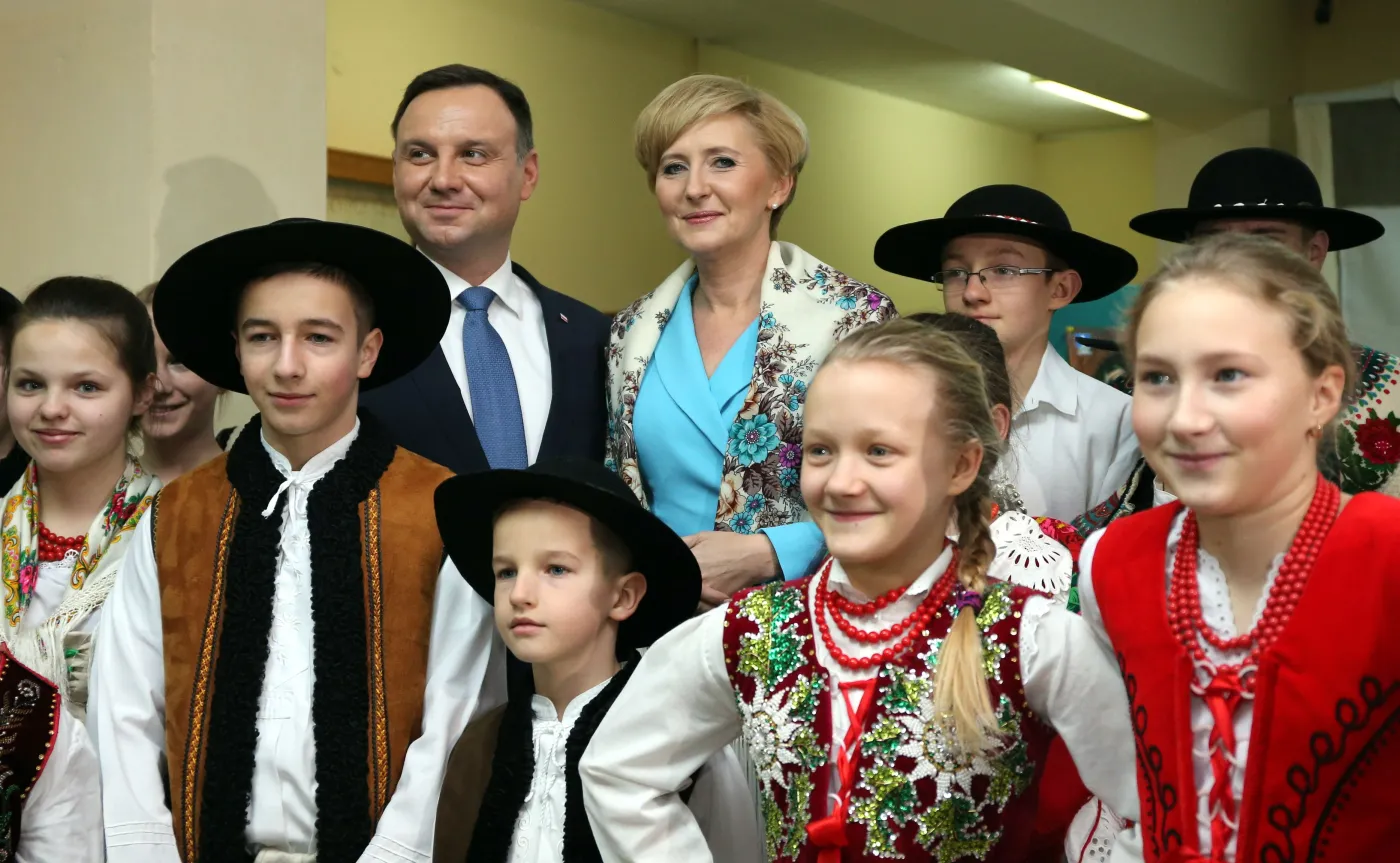 8705297-pierwsza-para-wsrod-dzieci.jpg