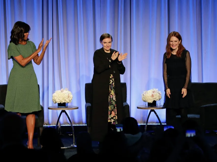 8706948-michelle-obama-julianne-moore.jpg