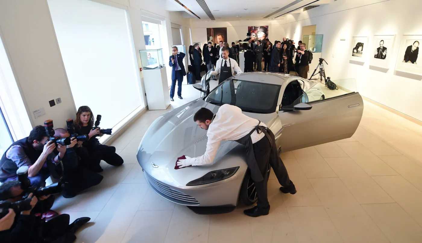 8744135-james-bond-spectre-auction.jpg