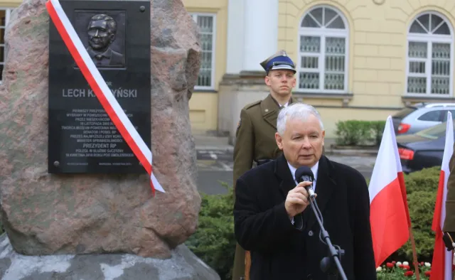 Polska w przededniu wojny pomnikowej. Władze Warszawy nakażą rozbiórkę tablicy ku czci Lecha Kaczyńskiego