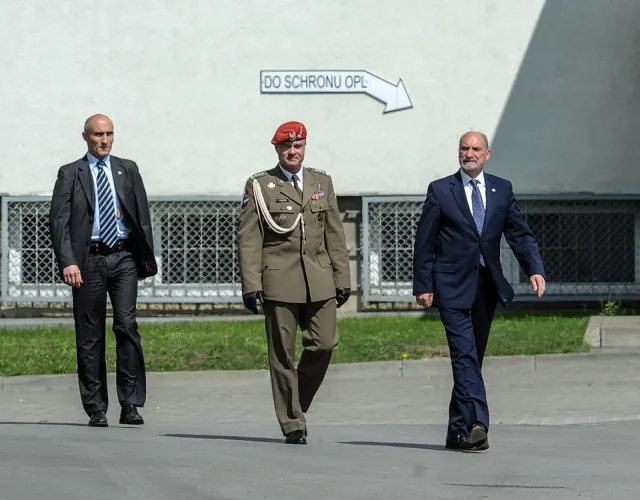 Pokaz siły żandarmerii specjalnie dla Macierewicza [ZDJĘCIA]