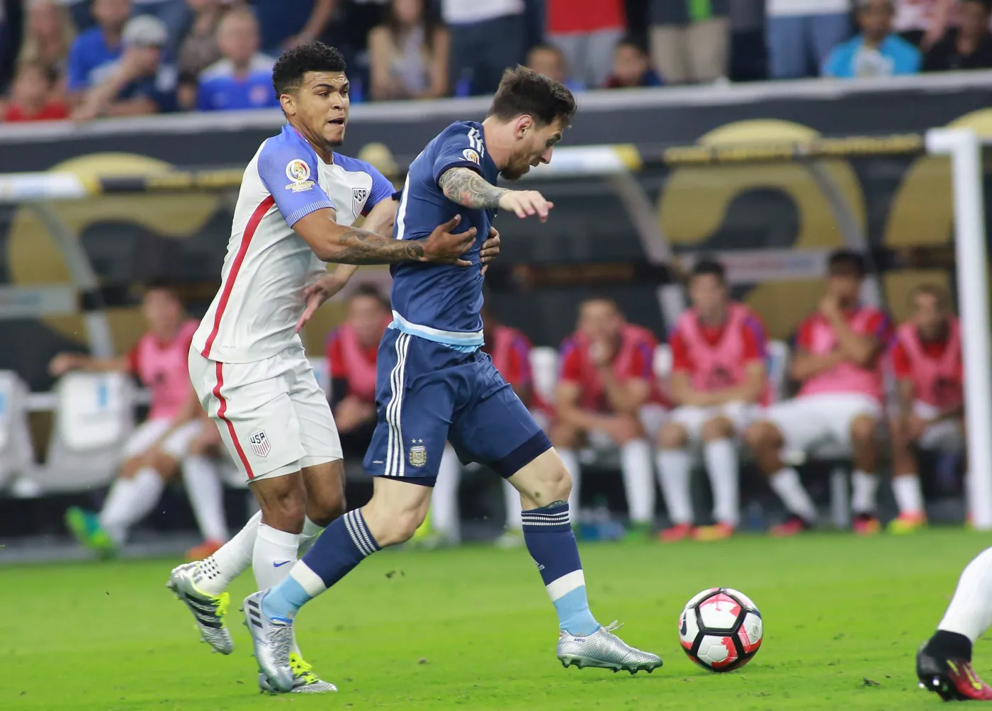 DeAndre Yedlin i Lionel Messi 
