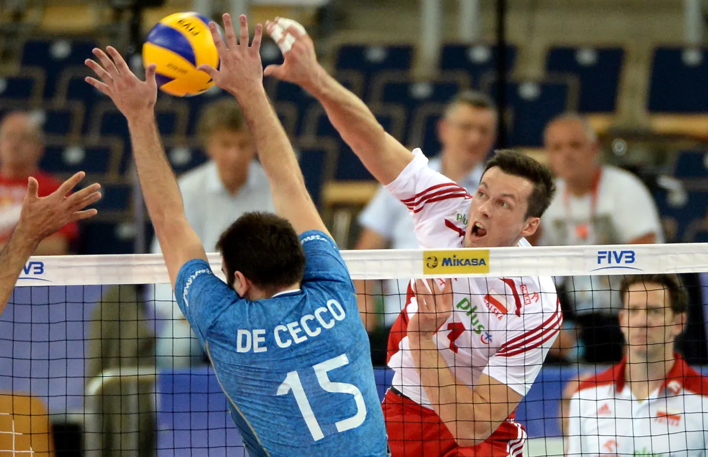 Dawid Konarski (P) i Luciano De Cecco (L) z Argentyny podczas meczu Ligi Światowej siatkarzy, Polska-Argentyna