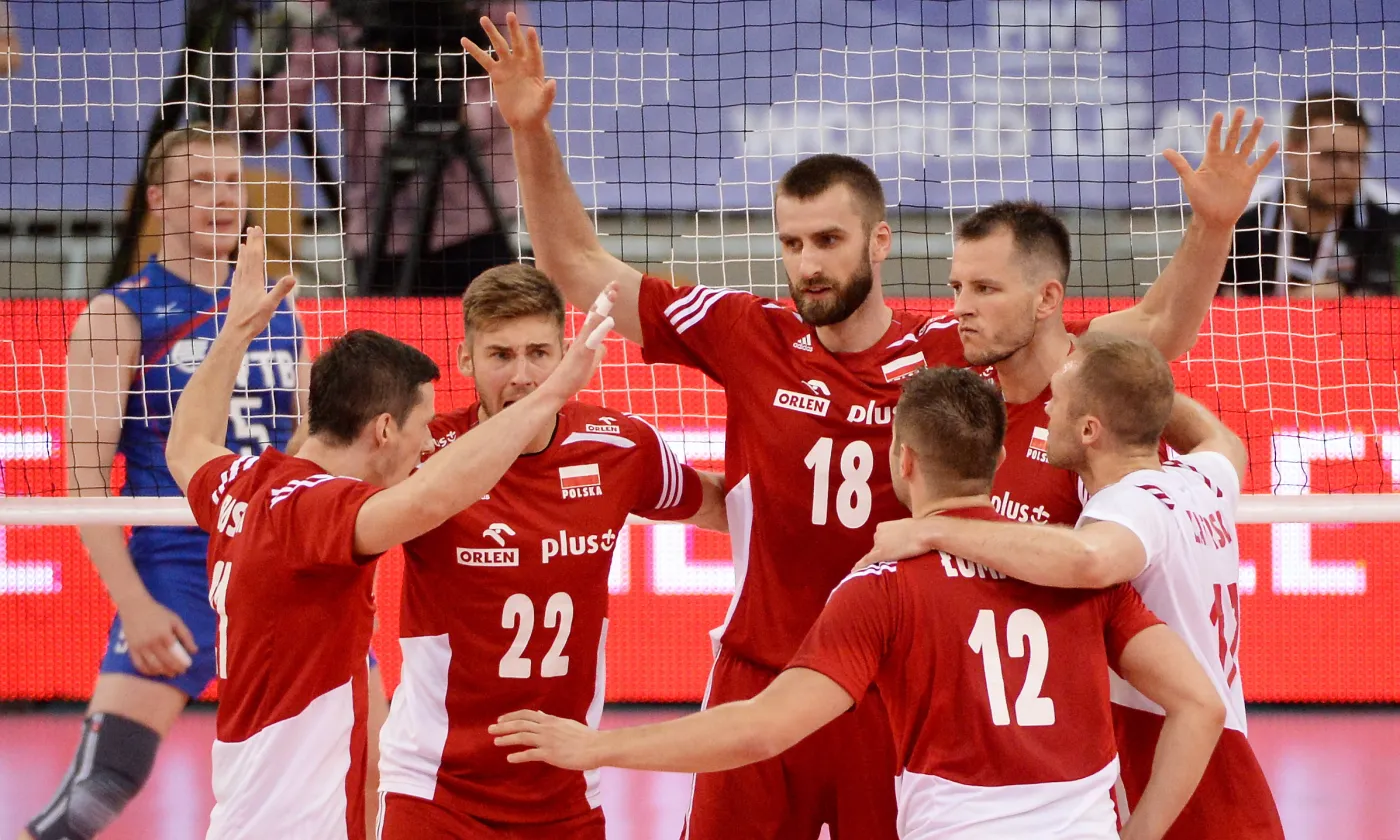 Reprezentanci Polski - od lewej: Rafał Buszek, Bartosz Bednorz, Marcin Możdżonek, Bartosz Kurek, Paweł Zatorski i Grzegorz Łomacz cieszą się z punktu podczas meczu Ligi Światowej siatkarzy, Polska-Rosja