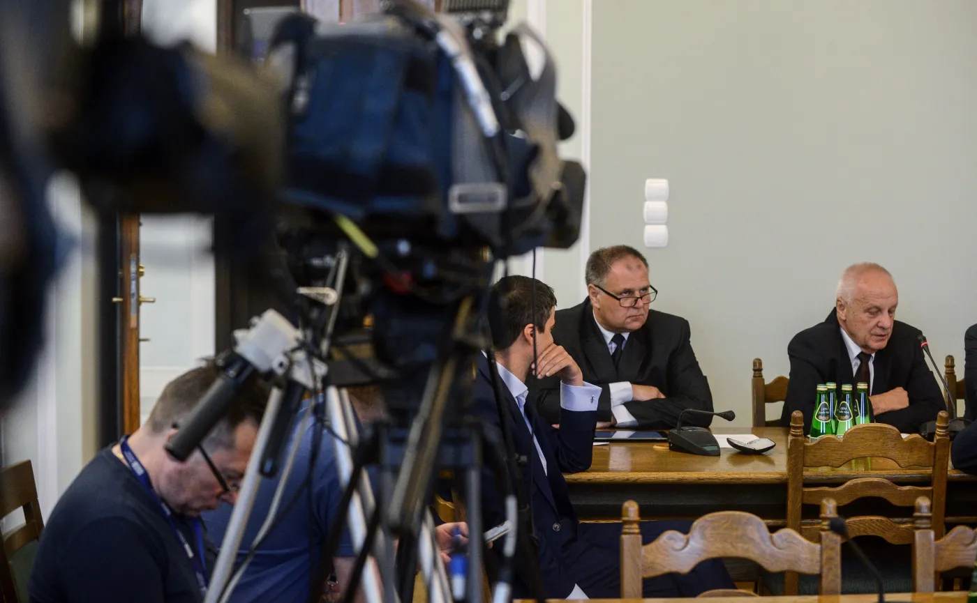 Stefan Niesiołowski przemawia na komisji sejmowej