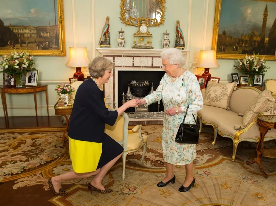 Co z protokołem?! Theresa May na spotkaniu z królową w niestosownej stylizacji. FOTO