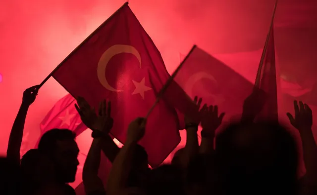 Niemiecka prasa: Erdogan jeszcze mocniej zasiądzie w swoim fotelu z napisem "sułtan"