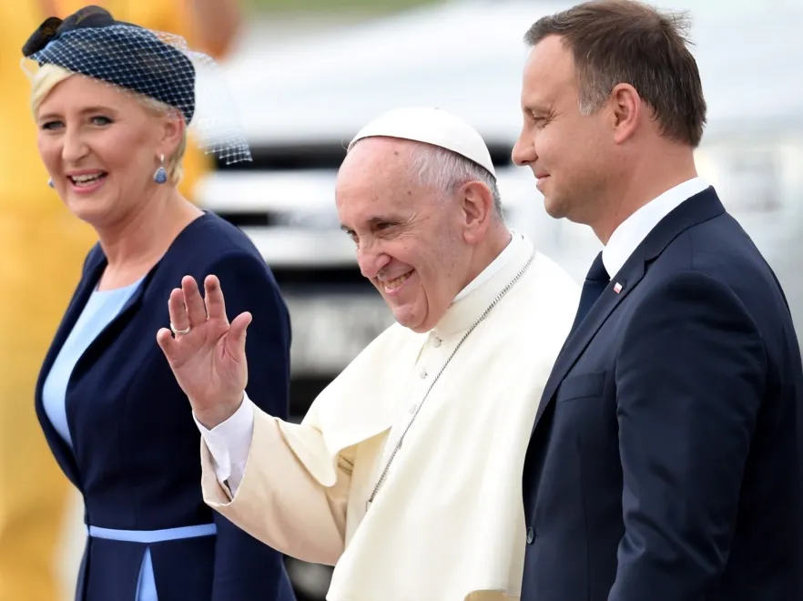 Internauci bezlitośnie podsumowali stylizację, w której prezydentowa witała papieża. FOTO