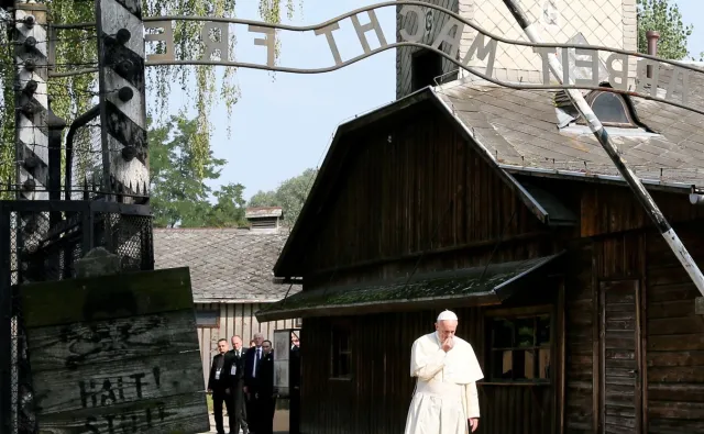 Milcząca wizyta papieża w byłym niemieckim obozie koncentracyjnym Auschwitz-Birkenau. ZDJĘCIA