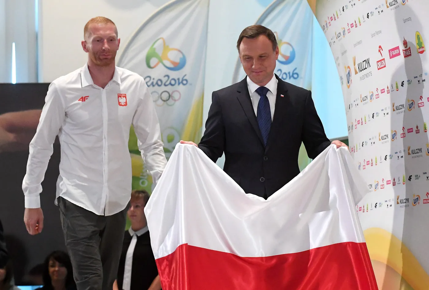 Chorąży reprezentacji Polski Karol Bielecki (L) i prezydent Andrzej Duda (P) podczas uroczystości wręczania nominacji i składania ślubowań przez członków reprezentacji Polski na Igrzyska w Rio de Janeiro