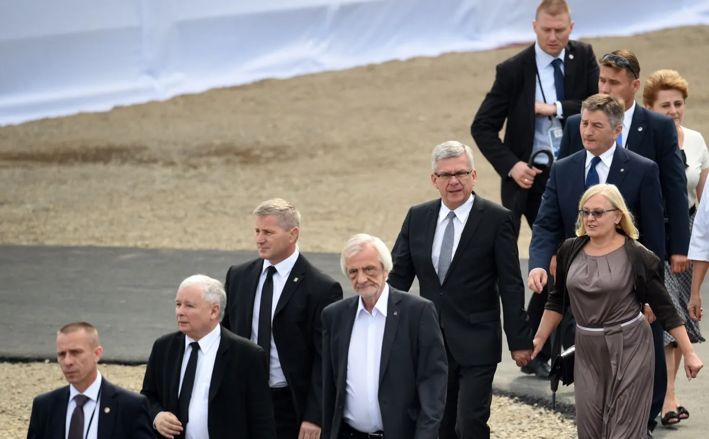 Prezes PiS Jarosław Kaczyński (2L), wicemarszałek Sejmu Ryszard Terlecki (4L), marszałek Senatu Stanisław Karczewski (5L) z żoną Elizą (P-dół) oraz marszałek Sejmu Marek Kuchciński (P-góra) w drodze na Mszę Świętą Posłania, którą odprawi papież Franciszek na terenie Campusu Misericordiae w Brzegach, 31 lipca 2016 r.