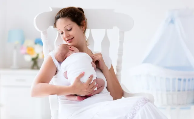 Chciała nakarmić dziecko piersią przy stoliku, zareagował kelner. Minister zdrowia komentuje