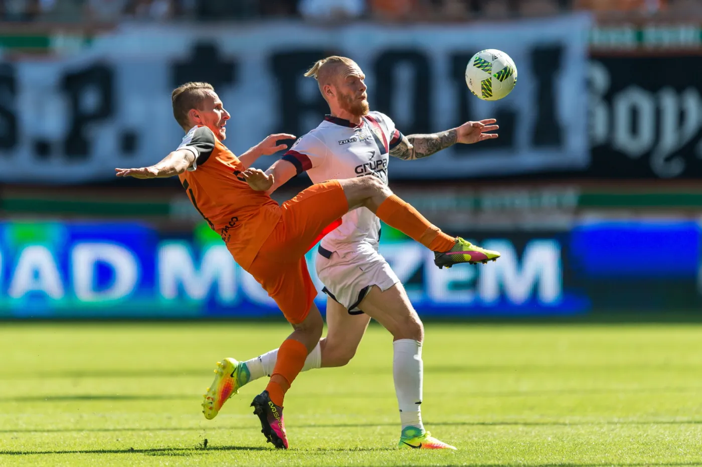 Zawodnik KGHM Zagłębia Lubin Krzysztof Janus (L) i Mateusz Lewandowski (P) z Pogoni Szczecin