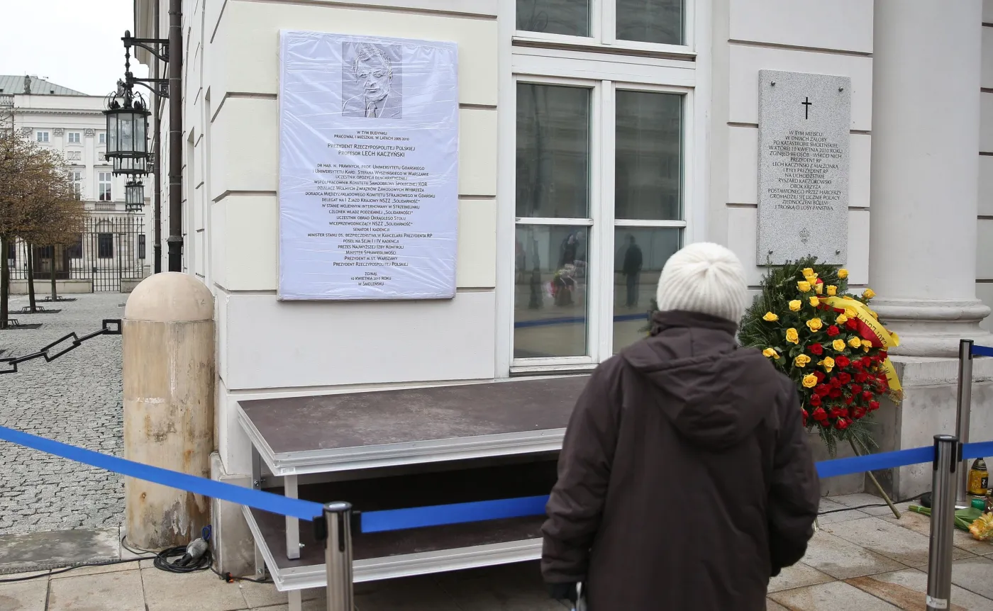 Tablica upamiętniająca Lecha Kaczyńskiego na fasadzie Pałacu Prezydenckiego 