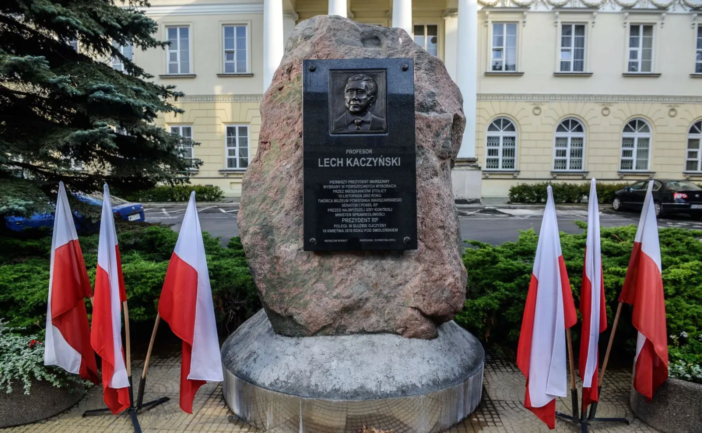 Obelisk z tablicą pamięci śp. Lecha Kaczyńskiego na dziedzińcu Mazowieckiego Urzędu Wojewódzkiego przy pl. Bankowym w Warszawie