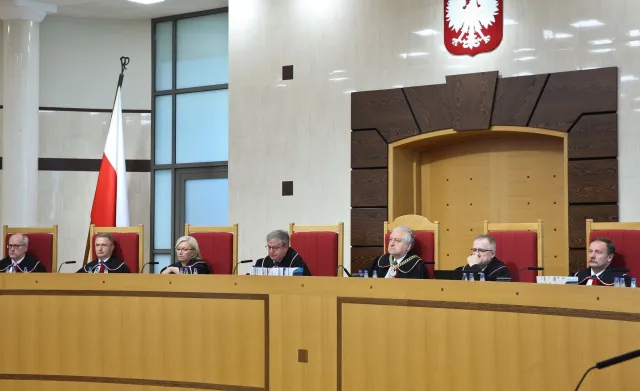 23 tys. zł pensji, odprawy, dodatki... Jakimi przywilejami naprawdę cieszą się sędziowie TK?