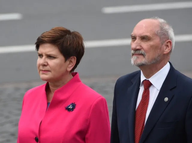 Twórcy memów mają używkę: Internet kpi z magentowej marynarki Beaty Szydło. FOTO