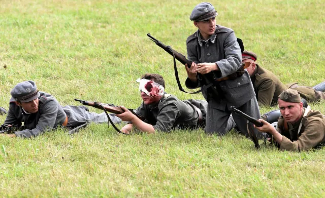 "Rekonstrukcje historyczne to wtłaczanie w umysły młodych ludzi zupełnie fałszywego wyobrażenia wojny, męczeństwa i cierpienia"