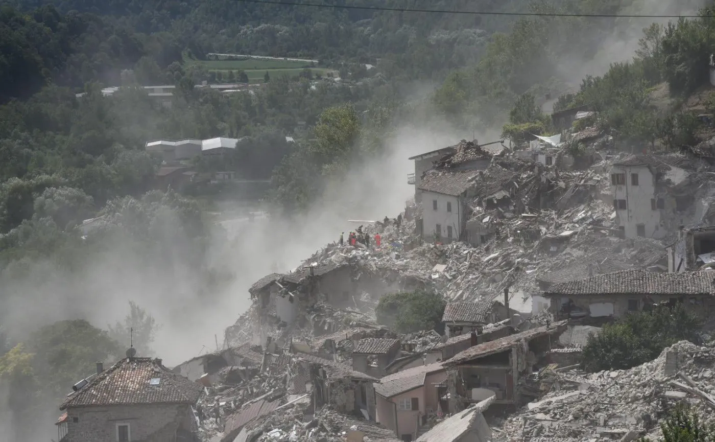 Zniszczone w trzęsieniu ziemi miasto Amatrice widziane z lotu ptaka