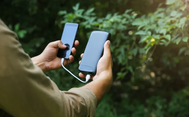 Powerbank wybuchł mu w dłoniach. Nastolatek stracił palce