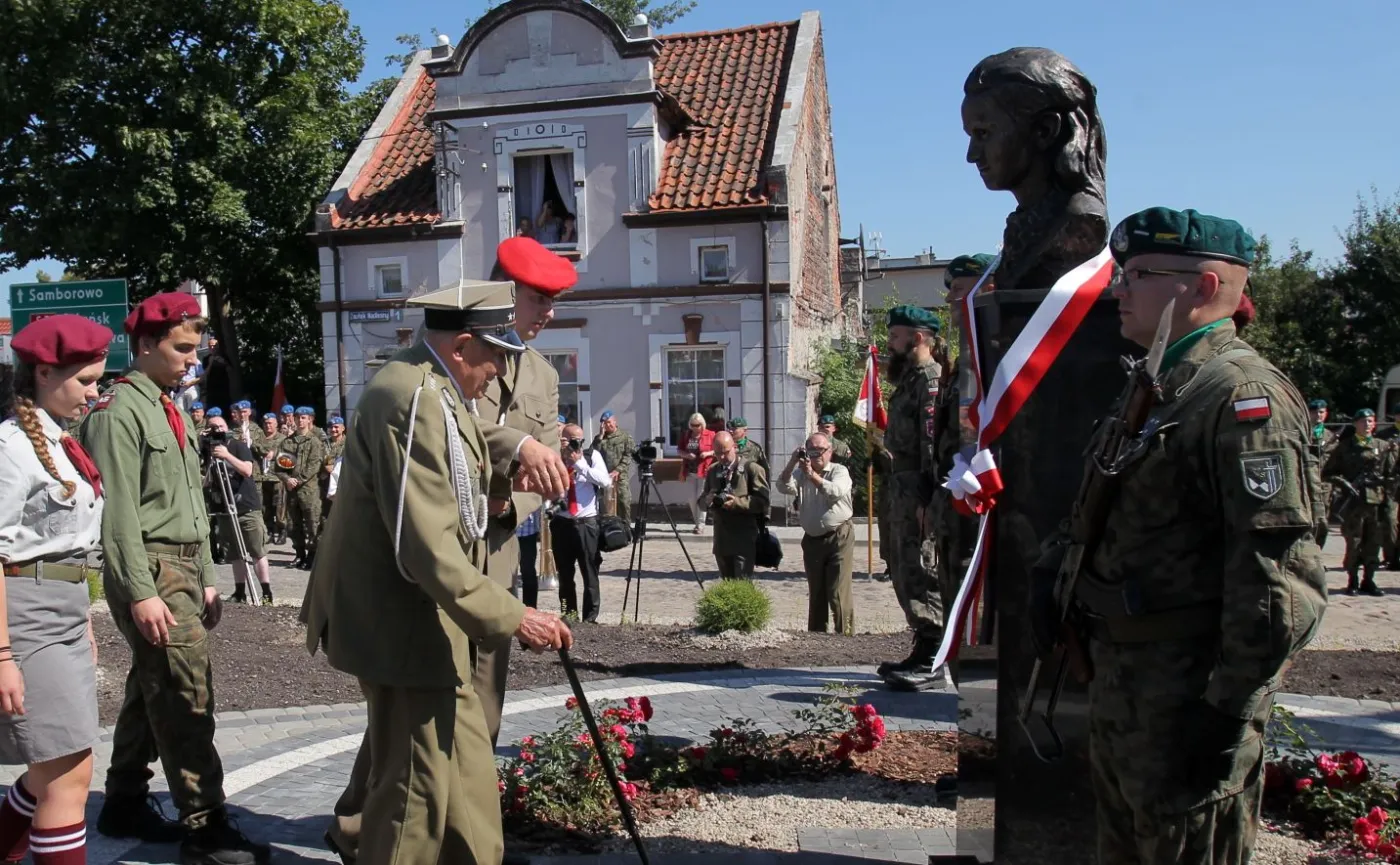  Jeden z pierwszych żołnierzy majora Łupaszki, Józef Rusak (C front) podczas uroczystości odsłonięcia, 27 bm. w Miłomłynie pomnika Danuty Siedzikówny, ps. "Inka"