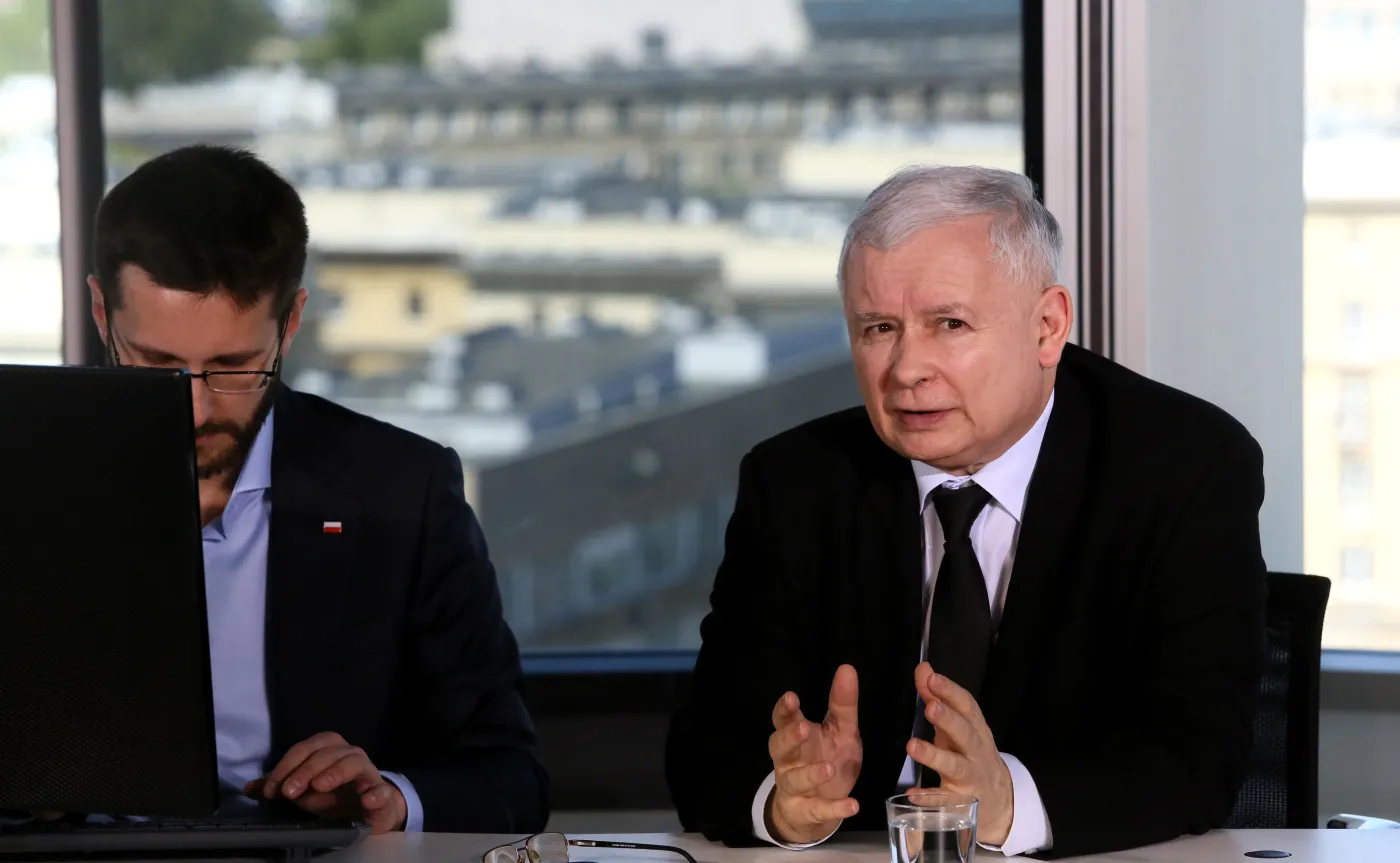 Prezes PiS Jarosław Kaczyński podczas internetowego czatu z użytkownikami Facebooka