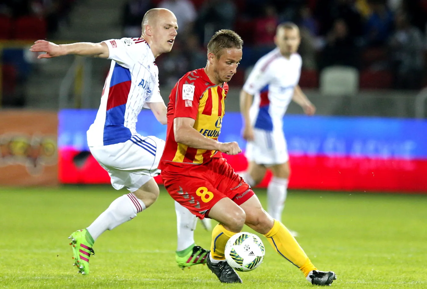 Zawodnik Górnika Zabrze Rafał Kurzawa (L) i Vlastimir Jovanovic (P) z Korony Kielce