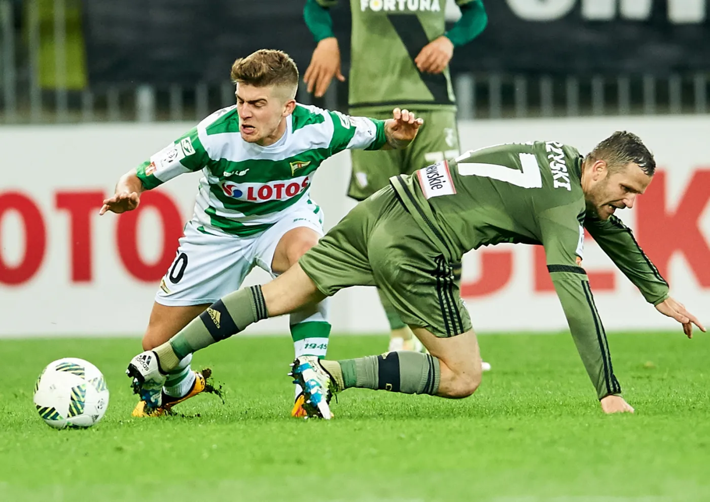 Zawodnik Lechii Gdańsk Michał Chrapek (L) i Tomasz Brzyski (P) z Legii Warszawa
