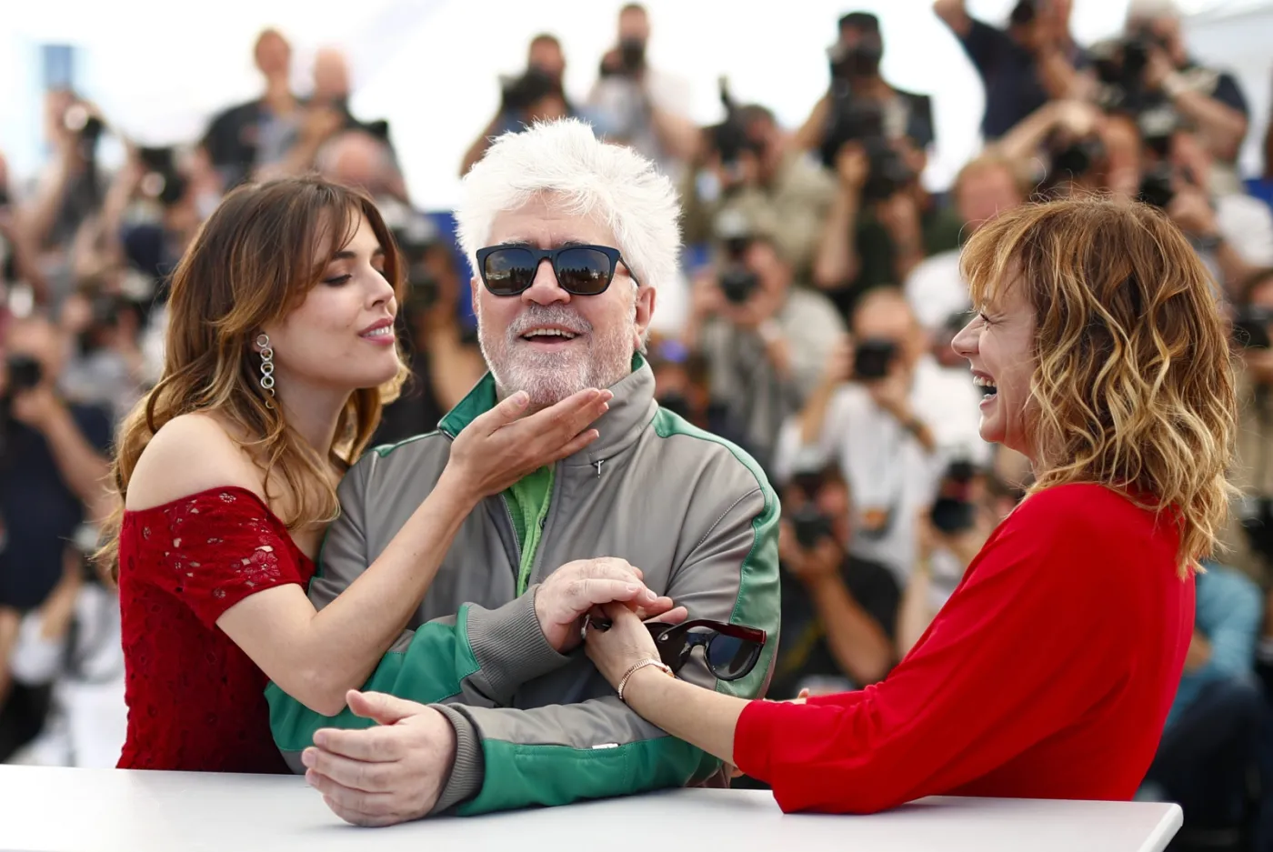 9049867-emma-suarez-pedro-almodovar-i.jpg
