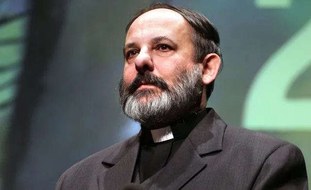 Ks. Isakowicz-Zaleski ujawnia: Duchowny namówił swoją partnerkę do in vitro, teraz zabrania jej urodzić